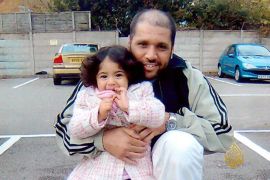 صورة لحسين صالح مسامرة مع طفلته في بريطانيا خاصة بالجزيرة نت.