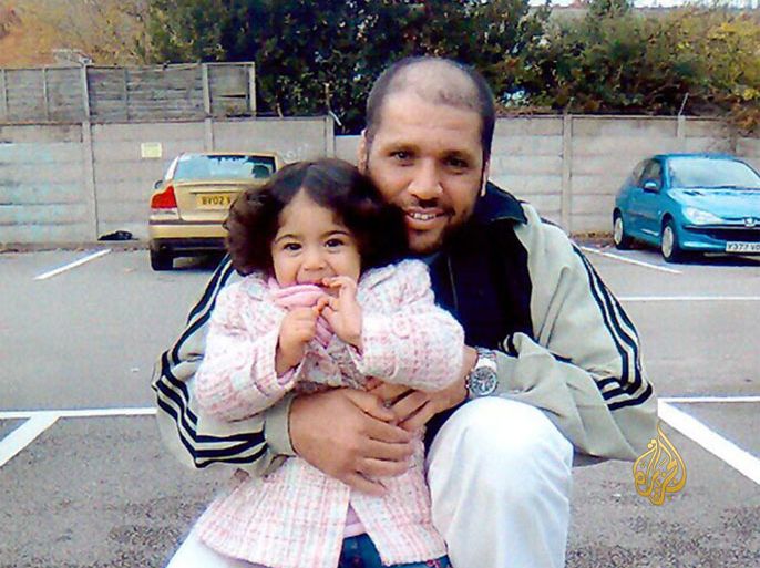 صورة لحسين صالح مسامرة مع طفلته في بريطانيا خاصة بالجزيرة نت.