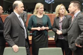 epa03495245 (L-R) Spanish Minister of Economy Luis de Guindos, French Finance Minister Pierre Moscovici , Finnish Finance Minister Jutta Urpilainen, Austrian Finance Minister Maria Fekter and Greek Finance Minister Yannis Stournaras during the Euro Group Finance Ministers council at the EU headquarters in Brussels, Belgium, 03 December 2012. EPA/OLIVIER HOSLET