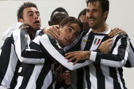Juventus' Alessandro Matri (C) celebrates with Mirko Vucinic (R) and team mates after scoring against Cagliari during their Italian Serie A soccer match at Tardini stadium in Parma, December 21, 2012. REUTERS/Stefano Rellandini (ITALY - Tags: SPORT SOCCER)