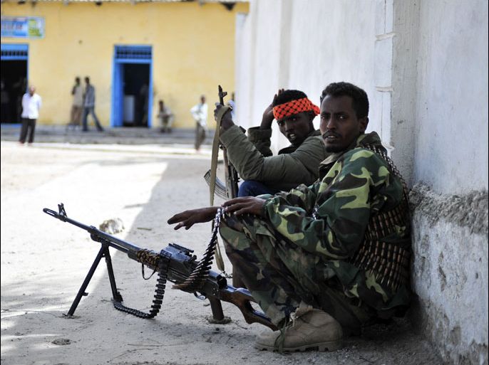 This handout photo released and taken on December 18, 2012 by AU-UN IST shows troops belonging to the Somali National Army crouching in Merka,some 70 km southwest of Mogadishu. The city was liberated by AMISOM forces in August 2012. RESTRICTED TO EDITORIAL USE - MANDATORY CREDIT "AFP PHOTO / AU-UN IST PHOTO / TOBIN JONES" - NO MARKETING NO ADVERTISING CAMPAIGNS - DISTRIBUTED AS A SERVICE TO CLIENTS - AFP PHOTO / AU-UN IST / TOBIN JONES.