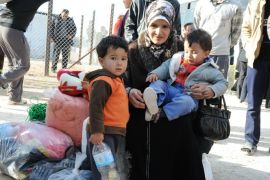 سوريون يفضلون العودة على اللجوء بـ "الزعتري" - زهور مع ابنيها