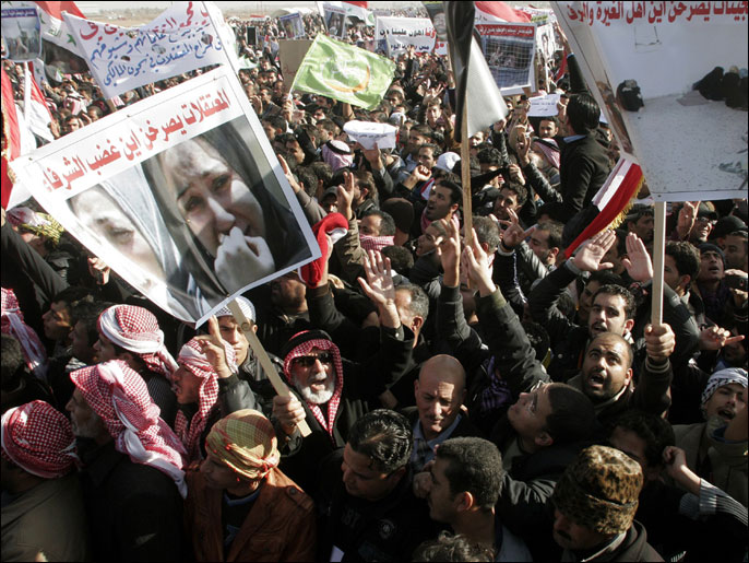 المتظاهرون طالبوا بإطلاق سراح المعتقلات في سجون العراق (رويترز)