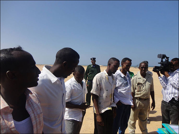 بعض القراصنة الذين تم تسليمهم لسلطات بونتلاند وأرض الصومال (الجزيرة نت)