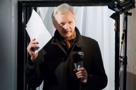 LSN1740 - London, Greater London, UNITED KINGDOM : Wikileaks founder Julian Assange addresses members of the media and supporters from the window of the Ecuadorian embassy in Knightsbridge, west London on December 20, 2012