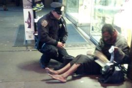 شرطي أمريكي يهدي حذاء جديد لأحد المشردين - مصدر الصورة ( NYPD facebook)