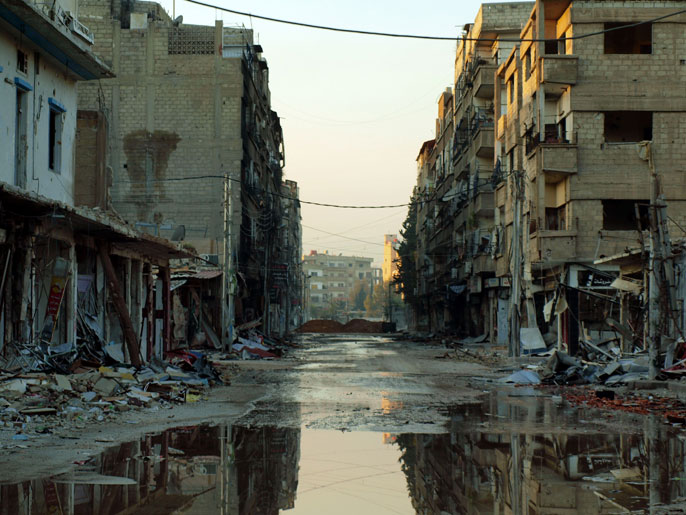 ‪داريا بريف دمشق خربها القصف, والقوات النظامية تحتشد على مشارفها لاقتحامها‬ (الفرنسية)