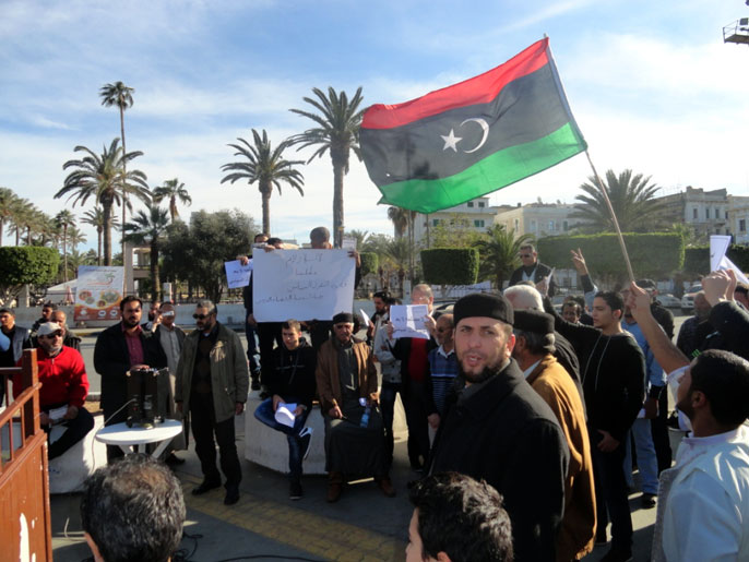 ‪المتظاهرون أعلنوا عن بدء اعتصام مفتوح بساحة الشهداء‬ (الجزيرة)