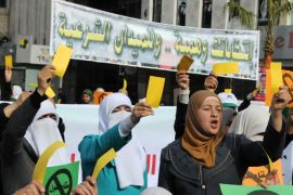 متظاهرات يرفعن البطاقات السفراء للنظام الاردني