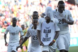Ghana's midfielder Mubarak Wakaso (C) celebrates with his teammates after scoring a penalty during the 2013 Africa Cup of Nations football match Ghana vs. Mali at Nelson Mandela Bay Stadium in Port Elizabeth on January 24, 2013.