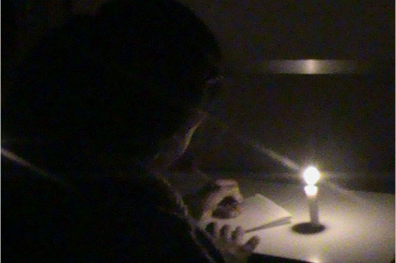 تقرير : صفوف دراسية على ضوء الشموع بسوريا - الكهرباء مقطوعة عن المركز معظم الوقت والتلاميذ يدرسون على ضوء الشموع.