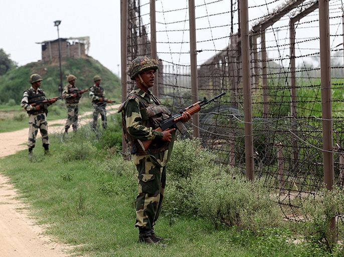 (FILES) In this photograph taken on August 2, 2012 Indian Border Security Force (BSF) soldiers stand guard along fencing near the India-Pakistan Chachwal border outpost, some 65 kms north from the north-eastern Indian city of Jammu. Pakistani troops January 8, 2013 killed two Indian soldiers near the tense disputed border in Kashmir, two Indian military sources said, two days after Islamabad said one of its soldiers was killed there. AFP PHOTO/ STR /FILES