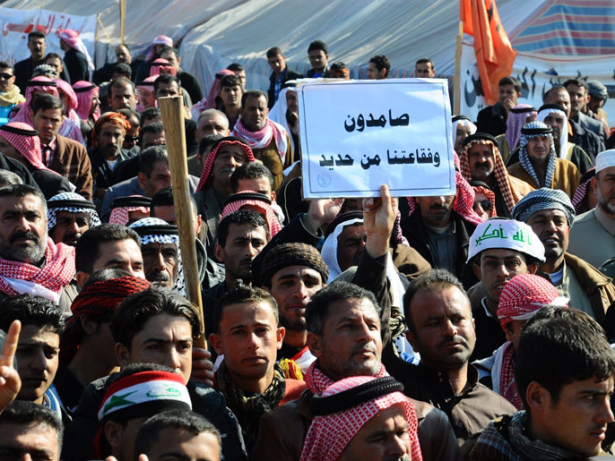 ‪متظاهرون في ساحة اعتصام الأنبار‬ (الجزيرة)