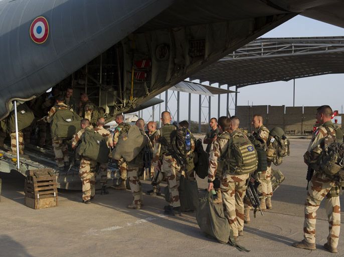 N'Djamena, -, CHAD : A picture released by the French Army Communications Audiovisual office (ECPAD) on January 12, 2013 shows French soldiers from the proterre combat group (21st Rima) boarding to Mali on January 11, 2013 at Kossei camp in N'Djamena. Backed by French air power, Malian troops on January 11 unleashed an offensive against Islamist rebels who, having seized control of the north of the country in March last year, were threatening to push south. AFP PHOTO / ECPAD / NICOLAS-NELSON RICHARD