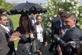 PPB083 - Santiago de Chile, -, CHILE : Argentina's President Cristina Fernandez de Kirchner speaks with journalists as she leaves the Espacio Riesco where the CELAC Summit is being held in Santiago, Chile, on January 27, 2013. AFP PHOTO/Pablo PORCIUNCULA