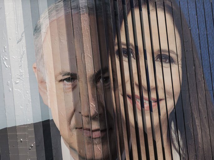 epa03542975 The portraits of Israel's Prime Minister and Likud party chairman Benjamin Netanyahu (L) and the head of the labour party Shelly Yachimovich overlap on a revolving advertisement space in Tel Aviv, Israel, 18 January 2013. According to latest polls the gap between the Israeli left-center bloc and rightist parties is shrinking. The Israeli general election will be held on 22 January 2013. EPA/OLIVER WEIKEN