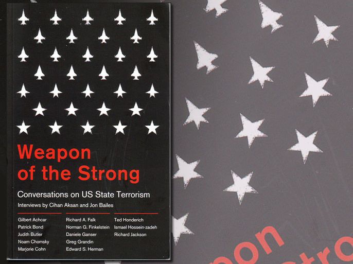 غلاف كتاب سلاح القوي – حوارات في إرهاب الدولة الأمريكية.