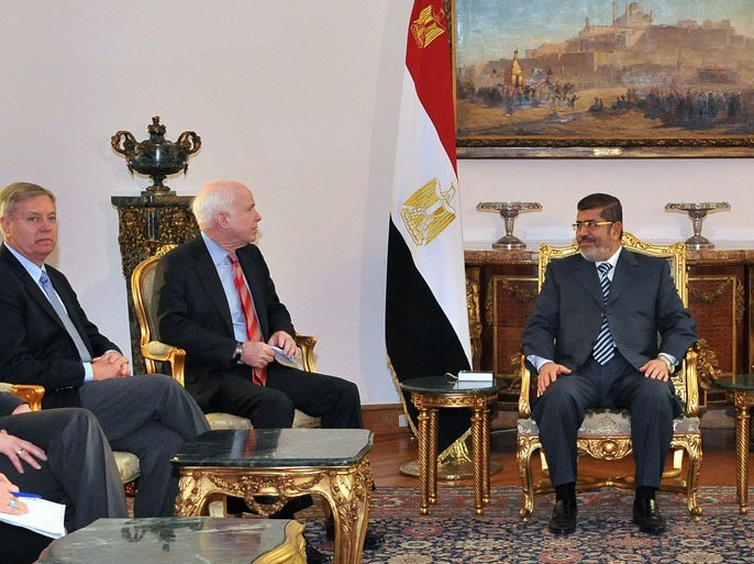 EGY1842 - Cairo, -, EGYPT : This hand out picture released by the Egyptian Presidency shows Egyptian President Mohammed Morsi (R) meeting with United States senator John McCain (C-L), at the presidential palace in Cairo, on January 16, 2013. The United States condemned vitriolic anti-Semitic remarks attributed