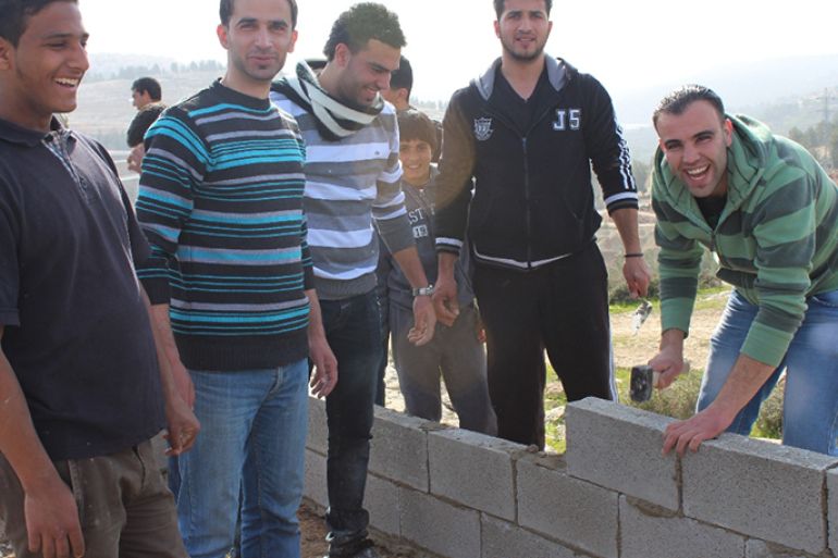 شبان فلسطينيون يبنون مسجدا باسم الكرامة لمنع مصادرة أراضيهم