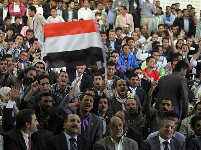 Pro-democracy demonstrators chant slogans during a festival marking the second anniversary of the start of the revolution in Yemen in Sanaa January 15, 2013. REUTERS/Mohamed al-Sayaghi (YEMEN - Tags: POLITICS)