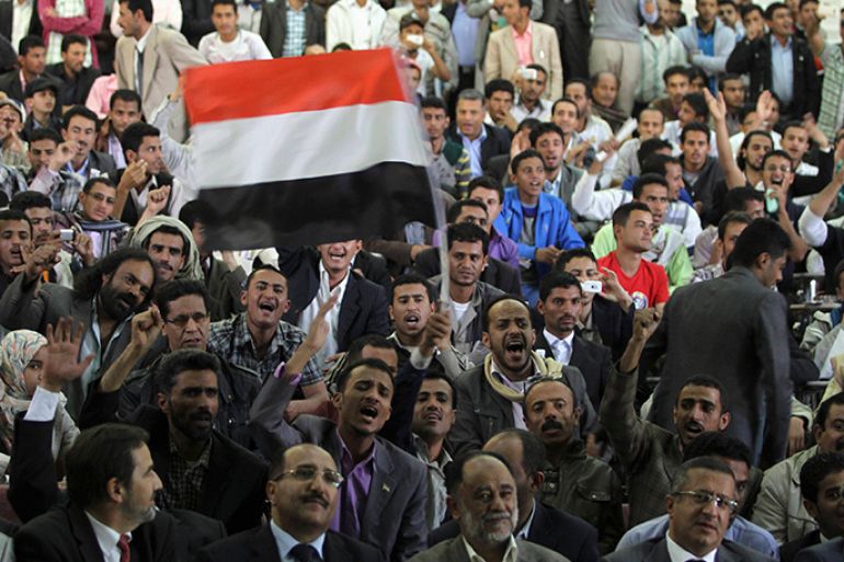 Pro-democracy demonstrators chant slogans during a festival marking the second anniversary of the start of the revolution in Yemen in Sanaa January 15, 2013. REUTERS/Mohamed al-Sayaghi (YEMEN - Tags: POLITICS)