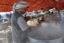 متظاهر يعد الطعام داخل خيمة معدة للطبخ في ساحة الاعتصام – الصورة خاصة بالجزيرة نت