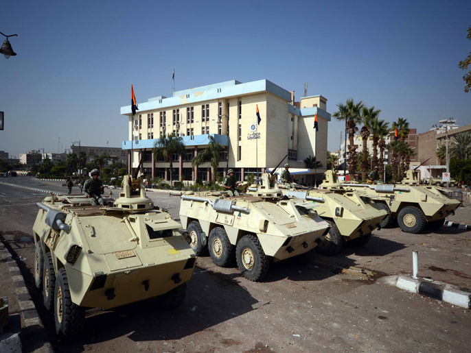 ‪مدرعات عسكرية تؤمن مقر محافظة السويس‬ مدرعات عسكرية تؤمن مقر محافظة السويس (الفرنسية)