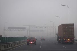 epa03560124 Heavy smog is seen at an expressway in the suburbs of Beijing, China, 29 January 2013. East, central and northern China are all suffering from hazardous levels of PM2.5 air pollution which is beyond the upper end of the scale of the US and WHO standard measurement systems. EPA/ADRIAN BRADSHAW