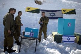 MK1062 - MOUNT HERMON, GOLAN HEIGHTS, - : An Israeli infantry soldier of the Golani Brigade casts his vote at an army post at Mount Hermon in the Israeli annexed Golan Heights, on January 21, 2013 as Israeli soldiers started to vote for the 19th Israeli general election. Thirty-eight parties are running on 34 lists in Israel's general election to be held on January 22. AFP PHOTO/MENAHEM KAHANA