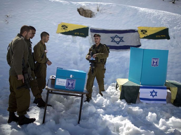 MK1062 - MOUNT HERMON, GOLAN HEIGHTS, - : An Israeli infantry soldier of the Golani Brigade casts his vote at an army post at Mount Hermon in the Israeli annexed Golan Heights, on January 21, 2013 as Israeli soldiers started to vote for the 19th Israeli general election. Thirty-eight parties are running on 34 lists in Israel's general election to be held on January 22. AFP PHOTO/MENAHEM KAHANA