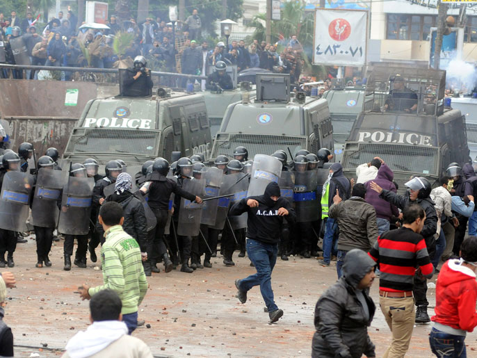المحتجون بالإسكندرية رشقوا قوات الأمن بالحجارة (الأوروبية)