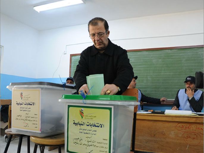 مواطن يدلي بصوته في اربد شمال الاردن