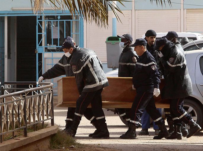 Rescue workers carry the coffin of one of the hostages killed during a hostage crisis in a gas plant at the hospital in In Amenas January 21, 2013. The hostage death toll from a four-day siege at an Algerian gas plant deep in the Sahara has risen to almost 60, with at least nine Japanese nationals also reported killed in an attack claimed by a veteran Islamist fighter on behalf of al Qaeda. REUTERS/Ramzi Boudina (ALGERIA - Tags: POLITICS ENERGY CIVIL UNREST)