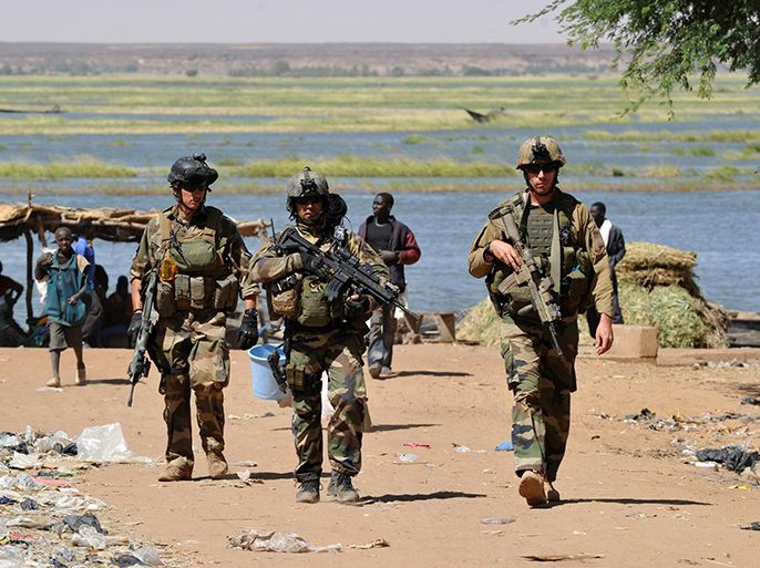 French troops patrol on January 30, 2013 along the Niger river in the northern city of Gao, a key Islamist stronghold until it was retaken on January 26 by French and Malian troops in a major boost to the French-led offensive against the Al Qaeda-linked rebels, who have been holding Mali's vast desert north since last April. French troops on January 30 entered Kidal, the last Islamist bastion in Mali's north after a whirlwind Paris-led offensive, as France urged peace talks to douse ethnic tensions targeting Arabs and Tuaregs. AFP PHOTO/ SIA KAMBOU