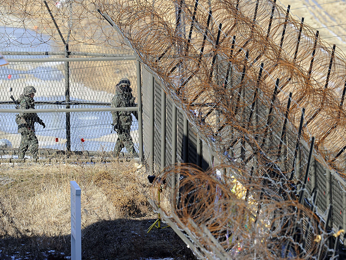 ‪جنود كوريا الجنوبية قرب المنطقة المنزوعة السلاح مع كوريا الشمالية‬ (الفرنسية)