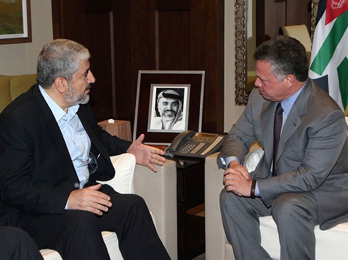 Jordan's King Abdullah (R) meets with Hamas leader Khaled Meshaal at the Royal Palace in Amman January 28, 2013. REUTERS/Majed Jaber (JORDAN - Tags: POLITICS ROYALS)