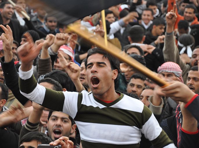 عراقي يهتف في ساحة اعتصام الانبار وهو محمول على الاكتاف