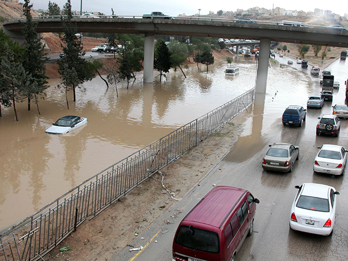 مياه الأمطار غمرت عددا من شوارع العاصمة الأردنية عمان (الفرنسية)
