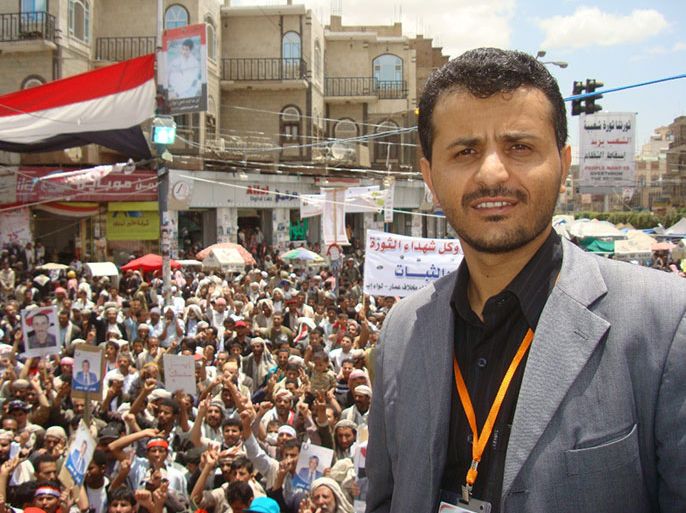 الصحفي جبر صبر في ساحة التغيير بصنعاء أثناء تغطية أحداث الثورة