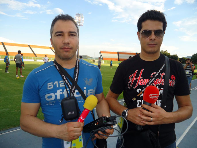 ‪الصحفيان التونسيان حيدر شارني (يمين) وجمال زقروبة‬ (الجزيرة)