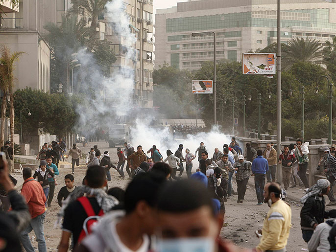 محيط ميدان التحرير شهد مواجهات متقطعة بين المتظاهرين وقوات الأمن (رويترز)