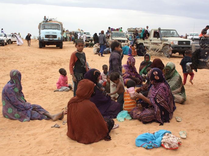لاجئون ماليون جدد في موريتانيا وبعضهم ينتظر منذ عشرة أيام اكتمال إجراءات التسجيل حتى يصبح لاجئا رسميا.