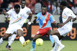 Democratic Republic of Congo's midfielder Zola Matumona (C) fights for the ball with Niger's defender Kourouma Fatokouma (1stL) and Niger's defender Mohamed Soumaila (2ndL) during their 2013 Africa Cup of Nations football