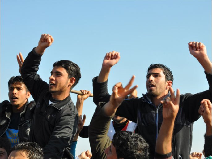 متظاهرون يهتفون سلميا في ساحة اعتصام الأنبار – خاص بالجزيرة نت
