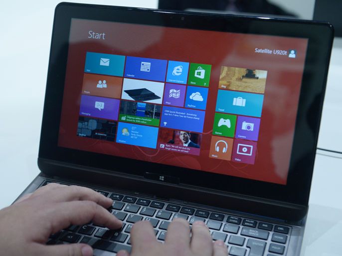 epa03374857 A person types on a Toshiba hybrid device - a combined laptop and tablet computer - with the 'Windows 8' operating system on it during the second media day ahead of the opening of the International Radio Exhibition (IFA) in Berlin, Germany, 30 August 2012. The IFA, one of the world's leading exhibitions for consumer electronics, opens its gates on 31 August and will last until 05 September 2012 at the fairground around Berlin's old radio tower. EPA/RAINER JENSEN