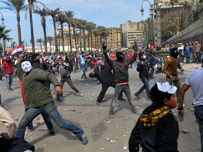 متظاهرون يشتبكون مع قوات الأمن في القاهرة (الفرنسية)