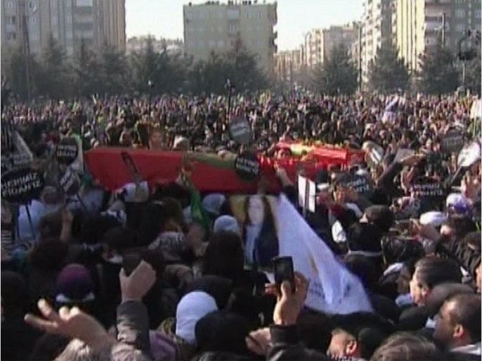 حشود في تشييع ثلاث ناشطات كرديات