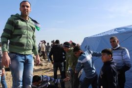 مئات النشطاء أقاموا خياما لصد عزل قرية بيت اكسا ومصادرة أراضيها