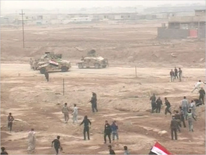 ‪الاشتباكات بين جنود عراقيين ومتظاهرين في الفلوجة أسفرت عن سقوط جرحى‬ (الجزيرة)