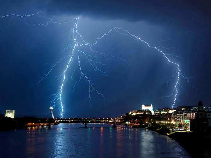 epa03295038 A lightning strikes over Danube river in the city of Bratislava, Slovakia, early 04 July 2012. EPA/MARIAN PEIGER